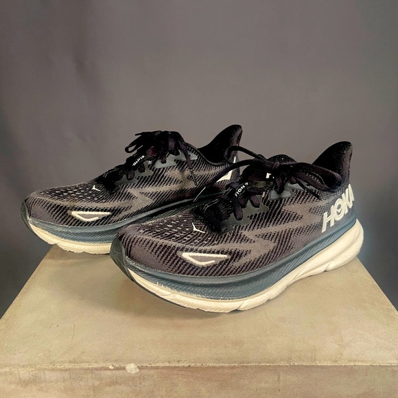 HOKA Clifton 9 Women’s Running Shoes - Black/White - Women’s Size 9.5 B - Picture 1 of 9